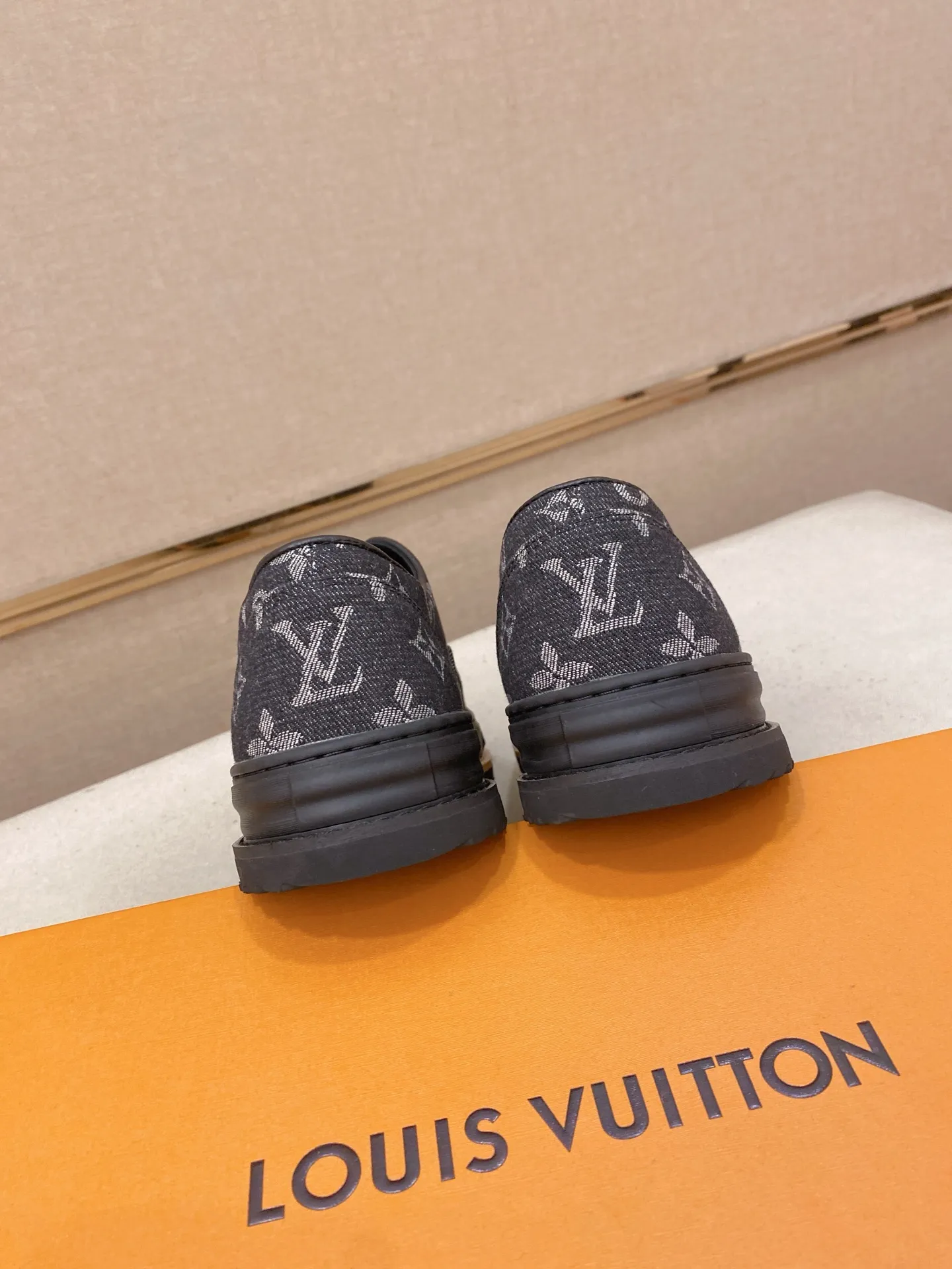 Men's shoes💰 420💰Louis Vuitton (Louis Vuitton/LV) top 🔍🔍 new models are on sale at the same time, the upper 🇮🇹 imported first-layer cowhide from Italy, fully imported sheepskin lining 💪💪, completely 1⃣️ to 1 ⃣️Re-engraved🇮🇹💪💪, ⚠Sole: The original sole is specially provided by the original factory, the exclusive movable molded sole is super comfortable, ⚠The original factory follows the order, 🔍🔍high quality, you can enter and exit the counter at will, welcome to compare⚠. Code number:38-44